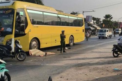 Xe khách va chạm xe máy, nữ công nhân tử vong thương tâm trên đường đi làm