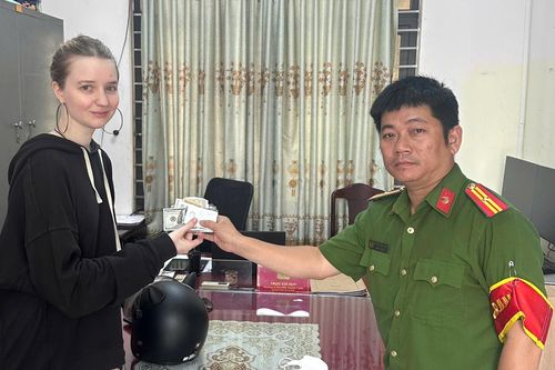 Nhận lại tài sản thất lạc, du khách nước ngoài viết thư cảm ơn Công an Đà Nẵng