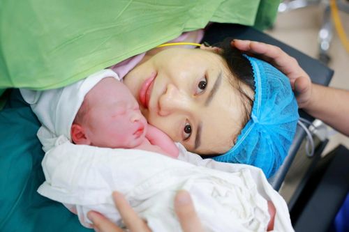 Cuộc đấu trí nghẹt thở tạo nên kỳ tích cứu bé trai chào đời sau chị gái song sinh 13 tuần