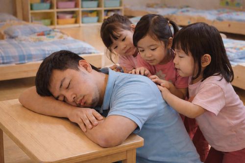 Giáo viên mẫu giáo mệt quá ngủ quên, phản ứng của các em nhỏ gây xúc động