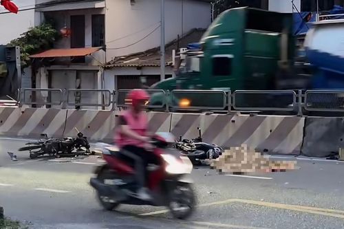 Hai xe máy tông trực diện trên cầu dẫn, 2 người thương vong