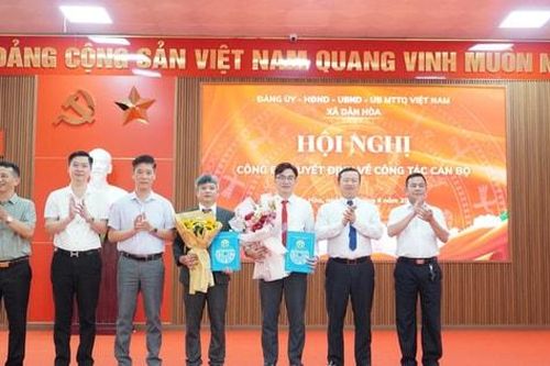 Xã Dân Hòa công bố, trao quyết định công tác cán bộ