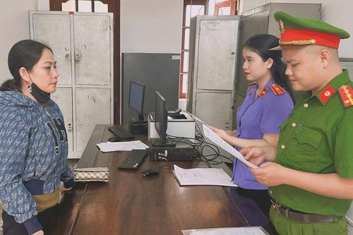Thiếu tiền trả nợ, hai mẹ con mượn xe máy đi cầm cố