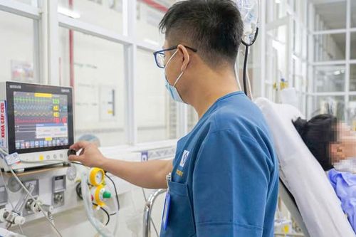 Cuộc chiến giành sự sống cho người phụ nữ 55 tuổi bị viêm phúc mạc nặng, sốc nhiễm khuẩn nguy kịch