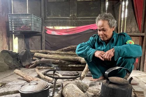 Cụ ông người Arem thấy đồng bào mình từ hang đá đến cuộc sống văn minh