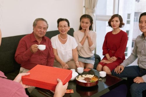 Muốn cha mẹ về già sống an yên: Con cháu đừng dại nhắc 3 chuyện nhạy cảm