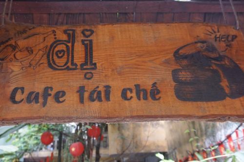 Độc đáo quán cà phê tái chế từ rác cho người yêu sống xanh
