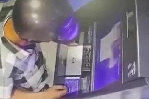 Người lấy 128 triệu do người khác bỏ quên ở trụ ATM có thể bị xử lý thế nào?