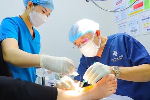 Bác sĩ hơn 70 tuổi vẫn bền bỉ với vết thương khó lành