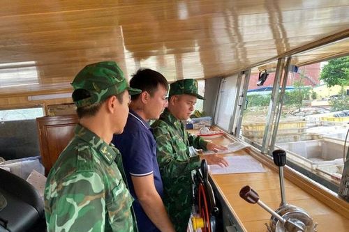 Tạm giữ tàu cá chở khoảng 10.000 lít dầu trên biển không rõ nguồn gốc