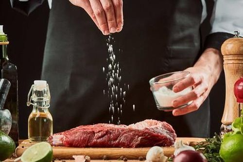 Ăn nhiều muối gây hại thế nào cho sức khỏe của trẻ lứa tuổi học đường?