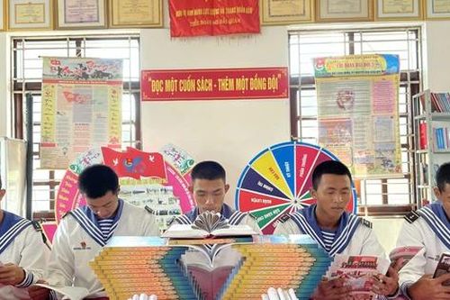 Nhiều chiến sĩ hải quân đọc sách để nuôi dưỡng tâm hồn