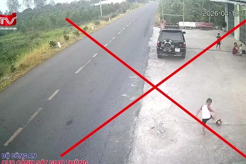 Ai chịu trách nhiệm vụ bé trai đá bóng gây tai nạn chết người?