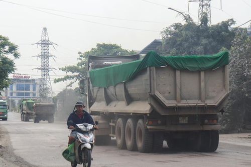 Ninh Bình: Xe tải gia tăng trên đường gom cao tốc, người dân bị ảnh hưởng vì bụi