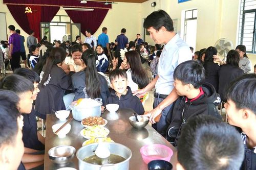 Ấm lòng bữa cơm trưa giữ chân học sinh vùng cao