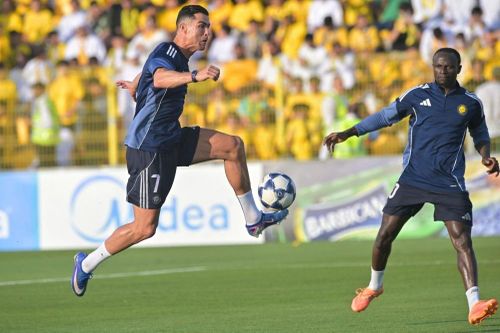 Ronaldo sắp chạm giấc mơ đá cùng con trai