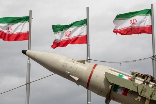 Iran phô diễn tên lửa Khorramshahr-4 trong cuộc tuần hành