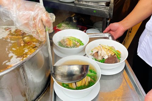 'Hai bát phở, 1 đĩa gà, 1 ly nước cam' giá 900k gây tranh cãi
