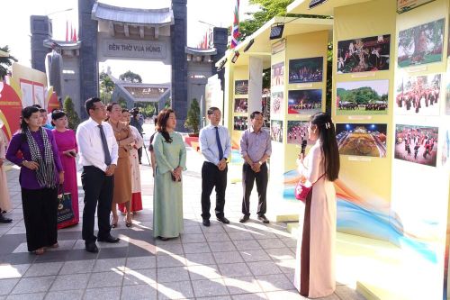 Khai mạc Triển lãm lễ hội truyền thống Việt Nam và trang phục người dân ĐBSCL
