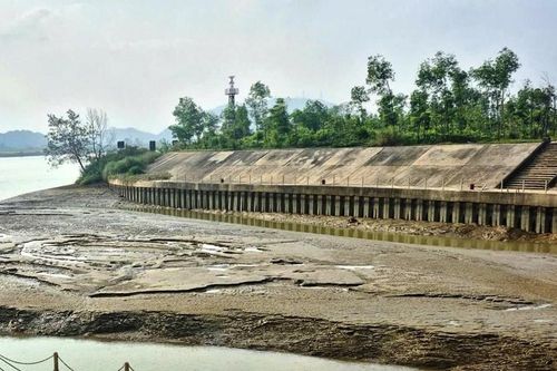 Nhiều trạm bơm thủy lợi thiếu nước vì bùn đất bồi lấp