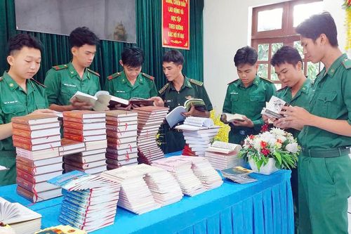 Bồi dưỡng bản lĩnh chính trị từ văn hóa đọc cho cán bộ, chiến sĩ nơi tuyến đầu Tổ quốc