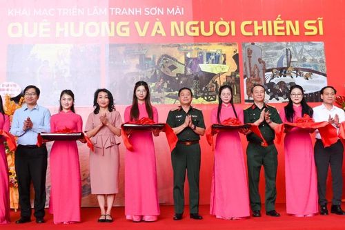Khai mạc Triển lãm tranh sơn mài 'Quê hương và người chiến sĩ'