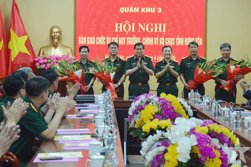 Hội nghị bàn giao chức vụ Chỉ huy trưởng, Chính ủy Bộ CHQS tỉnh Hưng Yên