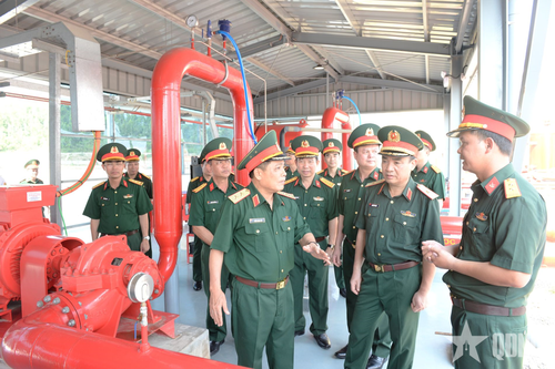 Trung tướng Trần Minh Đức kiểm tra tại Phân kho 85 (Kho 182, Cục Xăng dầu)