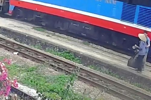 Kịp thời cứu cụ bà thoát nạn trong gang tấc
