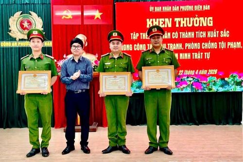 Công an phường Điện Bàn được khen thưởng đột xuất