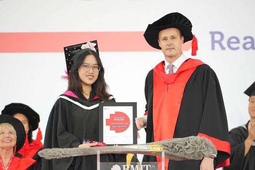 Cô gái trẻ giữ nhịp của cả căn phòng là sinh viên tiêu biểu Đại học RMIT Việt Nam năm 2026