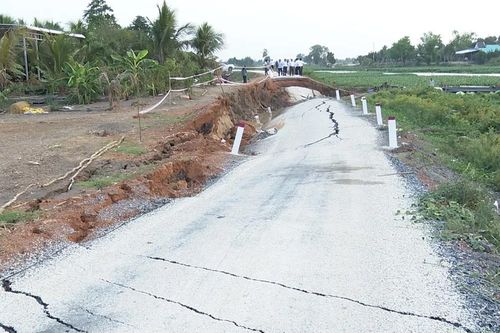 Đồng bằng sông Cửu Long: Vì sao sụt lún, sạt lở giữa mùa khô?