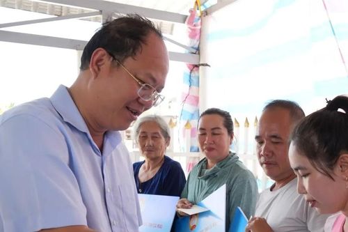 Bí thư Tỉnh ủy Cà Mau thăm hỏi các hộ dân bị ảnh hưởng do sạt lở