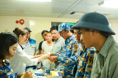 Khen thưởng các y, bác sĩ TPHCM vừa hoàn thành nhiệm vụ tại Trường Sa