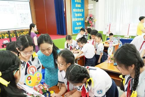 Tiết học đầy công nghệ của học sinh lớp 5