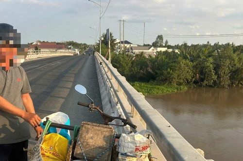 Xử lý người đàn ông ở Cần Thơ định vứt 4 bao mảnh thủy tinh xuống sông