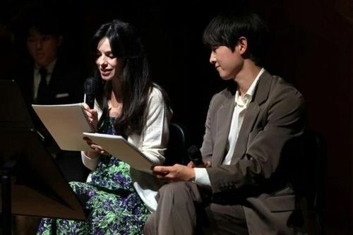 Xuất hiện cùng chồng, nhan sắc vợ Song Joong Ki gây bất ngờ