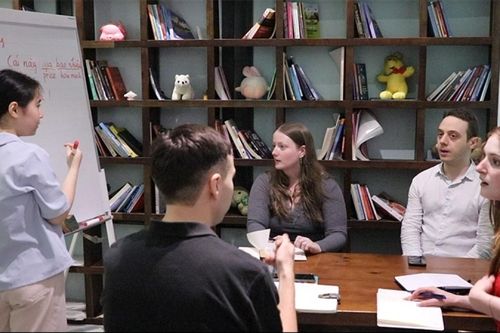 Từ 'xin chào' đến 'ở lại': Hành trình người nước ngoài học tiếng Việt tại Hà Nội