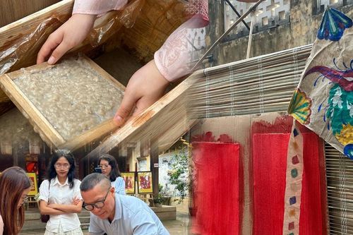 Trải nghiệm nghề làm giấy dó xưa giữa lòng phố cổ Hà Nội
