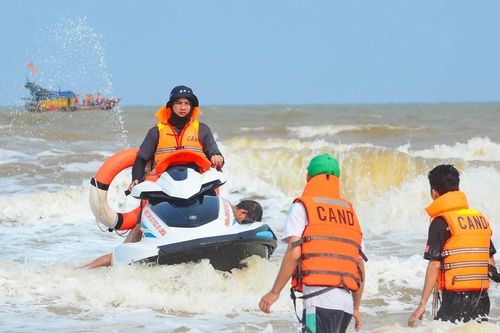 Công an diễn tập vượt sóng dữ cứu người gặp nạn trên biển Sầm Sơn