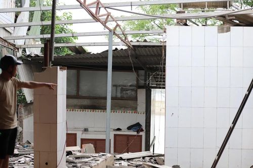 Sụt lún bất thường ven sông Thao, nhiều nhà nứt toác, chính quyền phải lập chốt dã chiến