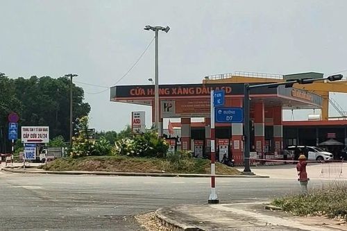 Ô tô cán bé gái 2 tuổi tử vong tại cây xăng dầu ở TPHCM