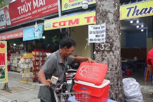 Đọc một bài báo về 'cơm treo'