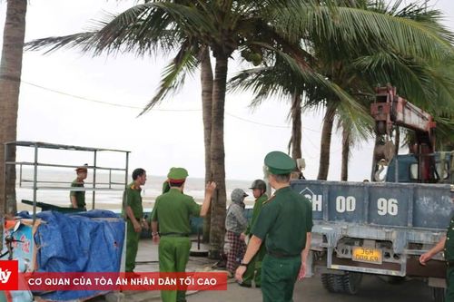Ra quân lập lại trật tự bãi biển Hải Tiến trước mùa du lịch