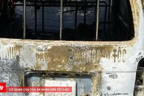Cháy xe ô tô tải trên đường