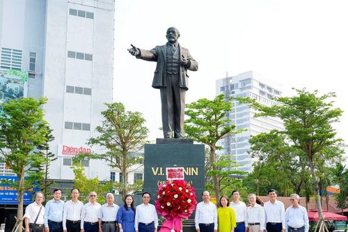 Hội Hữu nghị Việt - Nga tỉnh Nghệ An dâng hoa kỷ niệm 156 năm Ngày sinh V.I.Lênin