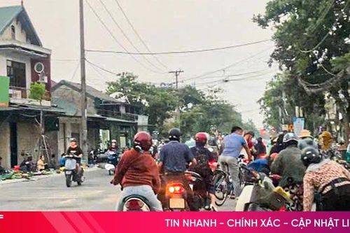 Buôn bán lộn xộn trước cổng chợ Hà Tĩnh và câu chuyện 'bắt cóc bỏ dĩa'