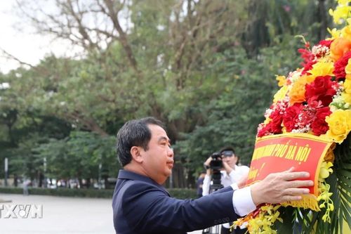 Lãnh đạo thành phố Hà Nội dâng hoa kỷ niệm 156 năm ngày sinh V.I.Lenin
