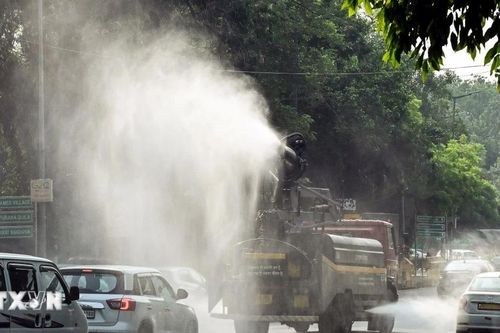 Ấn Độ: New Delhi kích hoạt 'chuông nước' chống sóng nhiệt, bảo vệ học sinh