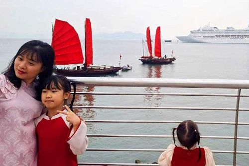 Quảng Ninh: Tour thuyền buồm đỏ ba vách truyền thống ven Vịnh Hạ Long